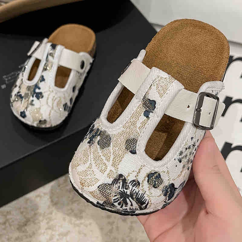 Fashionable and embroidered outdoor slippers
