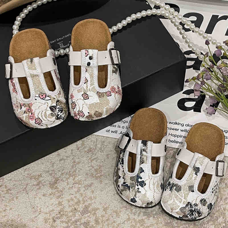 Fashionable and embroidered outdoor slippers