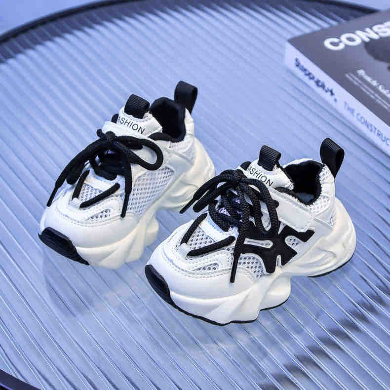 Black/white sport shoes