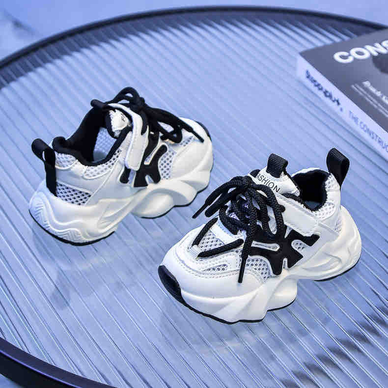 Black/white sport shoes