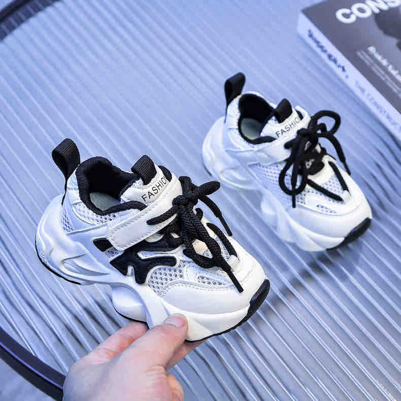 Black/white sport shoes