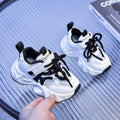 Black/white sport shoes